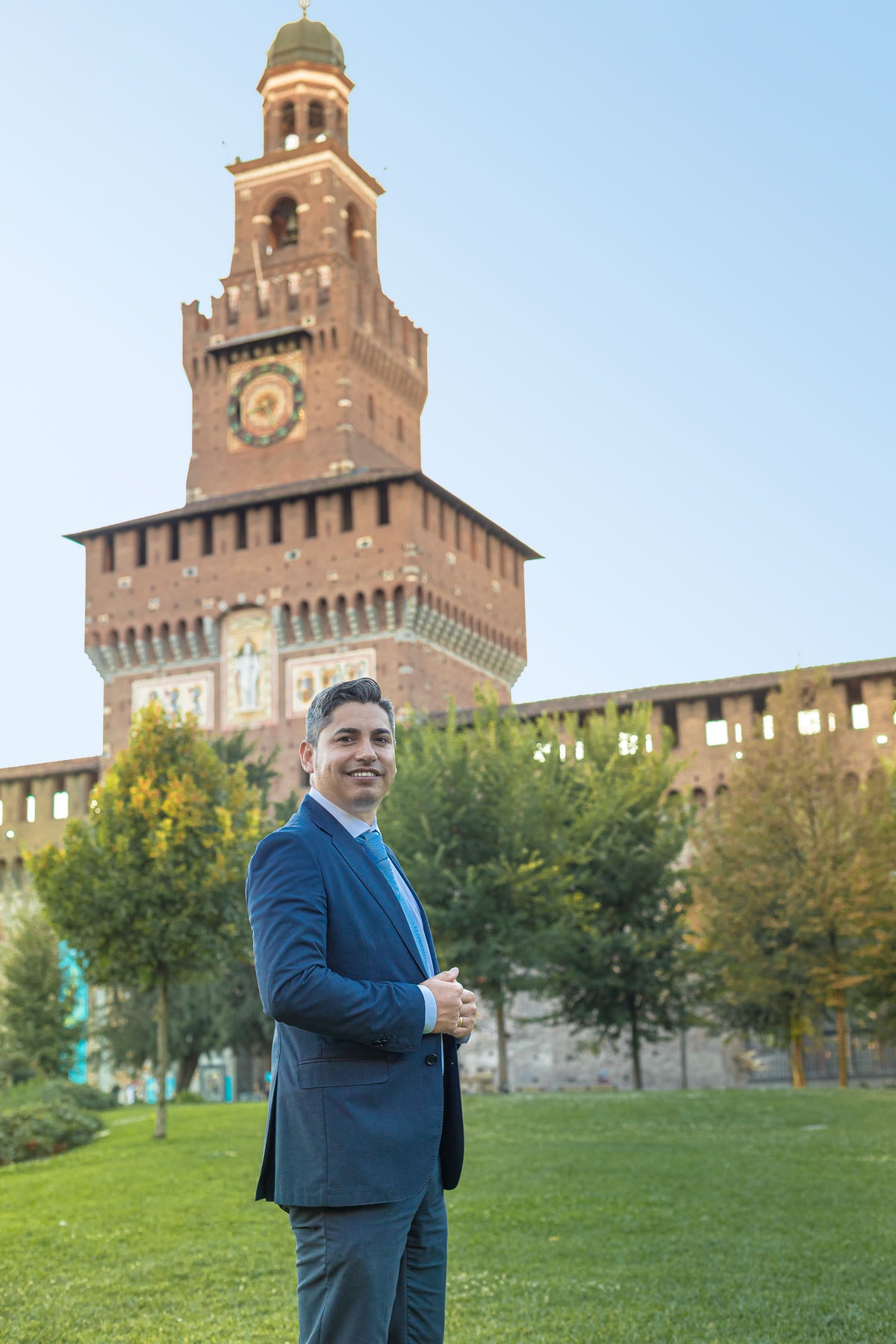 Gustavo Almeida davanti al Castello Sforzesco, a Milano