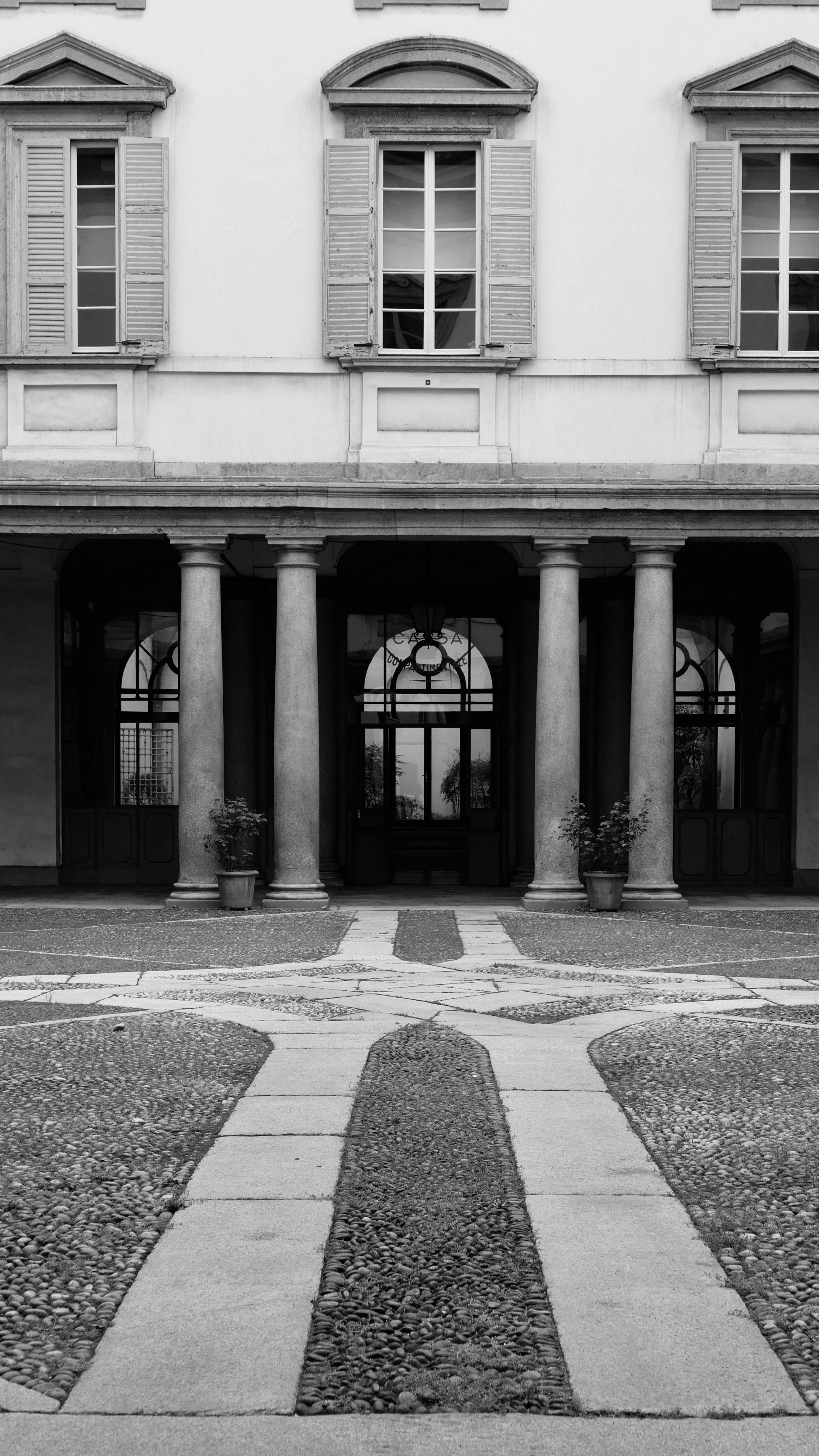 Un portico a colonne in un cortile milanese